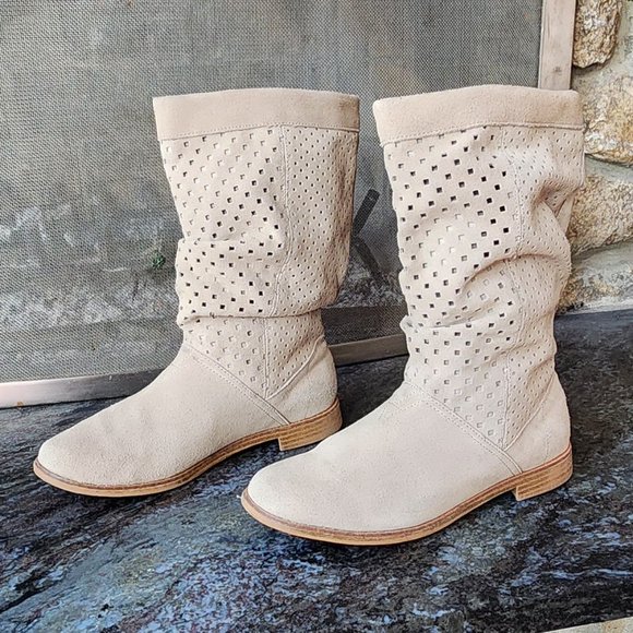 Toms Shoes - TOMS Tan Suede Serra Scrunch Boot Size 7.5